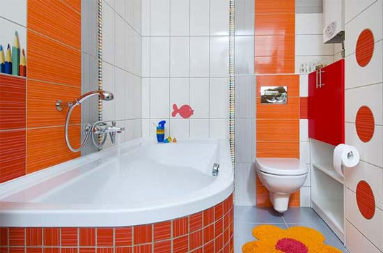 Bạn có thể chọn gạch lát xen kẽ cam-trắng và một tấm thảm màu cam làm điểm nhấn.
