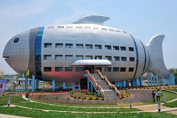 Ngôi nhà hình cá tại Hyderabad, Ấn Độ. Nó không chỉ là một ngôi nhà hình cá đơn thuần để giải trí mà thậm chí còn là trụ sở chính của Cục quản lý và phát triển thủy sản quốc gia Ấn Độ.