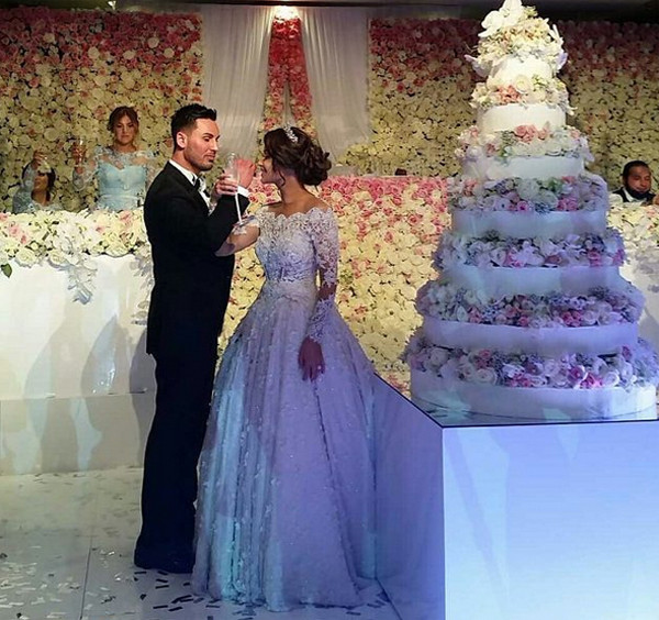 Không gian tiệc cưới của cặp đôi được trang hoàng lộng lẫy bằng 800.000 bông hoa tươi.