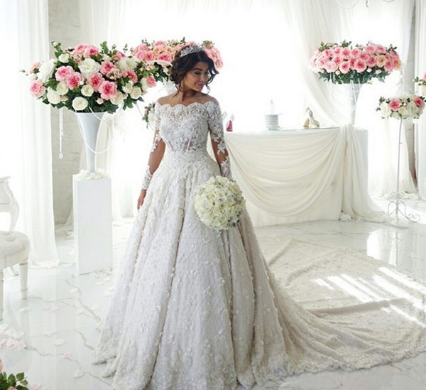 Trong khi đó, cô dâu Aysha diện một chiếc váy cưới màu trắng lộng lẫy thuộc thương hiệu áo cưới Nektaria của Úc.