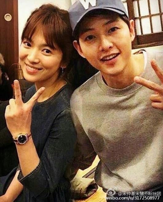 Ngày 5/7, Song Joong Ki và Song Hye Kyo khiến truyền thông Hàn Quốc nói riêng và châu Á nói chung dậy sóng khi khẳng định thông tin đám cưới vào cuối tháng 10/2017. Sau 2 năm hẹn hò bí mật và nhiều lần phủ nhận quan hệ, cặp sao Hậu duệ mặt trời khiến fan đứng ngồi không yên vì thông tin kết hôn. (Ảnh: weibo)