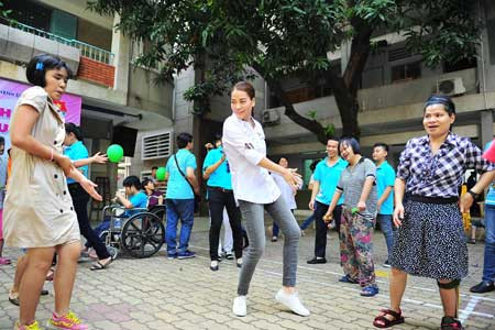 Không ngại thời thiết oi bức và nắng nóng, Trương Ngọc Ánh luôn thoải mái tham gia một buổi sinh hoạt ngoại khoá cùng các thầy cô và các em nhỏ. Cô cùng chơi đùa, ca hát với tất cả mọi người. Ảnh: Hanoimoi.