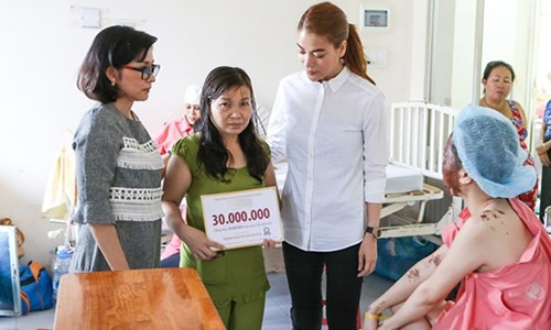 Giải thích về lùm xùm trên, diễn viên chia sẻ, cô chỉ là cầu nối giúp em Hương phẫu thuật thẩm mỹ tại viện thẩm mỹ nơi cô làm đại sứ thương hiệu và phần trao tấm bảng từ thiện nằm trong hợp đồng công việc. Trước đó Trương Ngọc Ánh đã ủng hộ nữ sinh này 30 triệu đồng. Ảnh: Tinmoi.