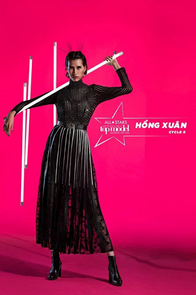 Hầu như không ai có thể nhận ra cô gái có nhan sắc quá bình thường năm nào. Hồng Xuân xuất hiện với gương mặt góc cạnh, sống mũi cao, mắt mí to tròn và hàm răng đều đặn. Cũng từ sự thay đổi này dấy lên tin đồn Hồng Xuân phẫu thuật thẩm mỹ. Ảnh: Zingnews.