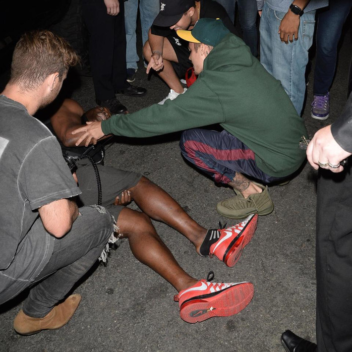 Justin đã ngồi cạnh nạn nhân an ủi anh này cho tới khi xe cấp cứu tới. (Ảnh: Splash News)