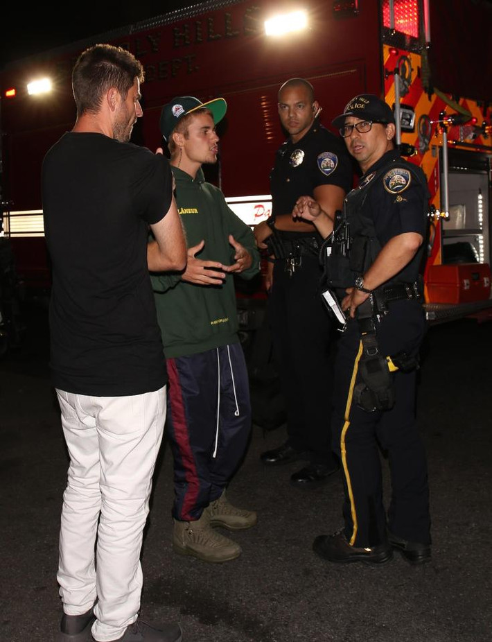 Lái xe rời khỏi nhà thờ ở Beverly Hills, vô tình Justin Bieber đâm ô tô vào một paparazzi, khiến cả một con phố náo loạn. (Ảnh: Backgrid)