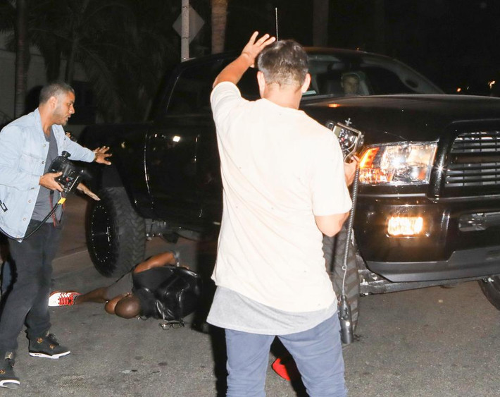 Rất nhiều paparazzi lập tức có mặt tại hiện trường để ghi lại cảnh Justin Bieber gây tai nạn. (Ảnh: X17online)