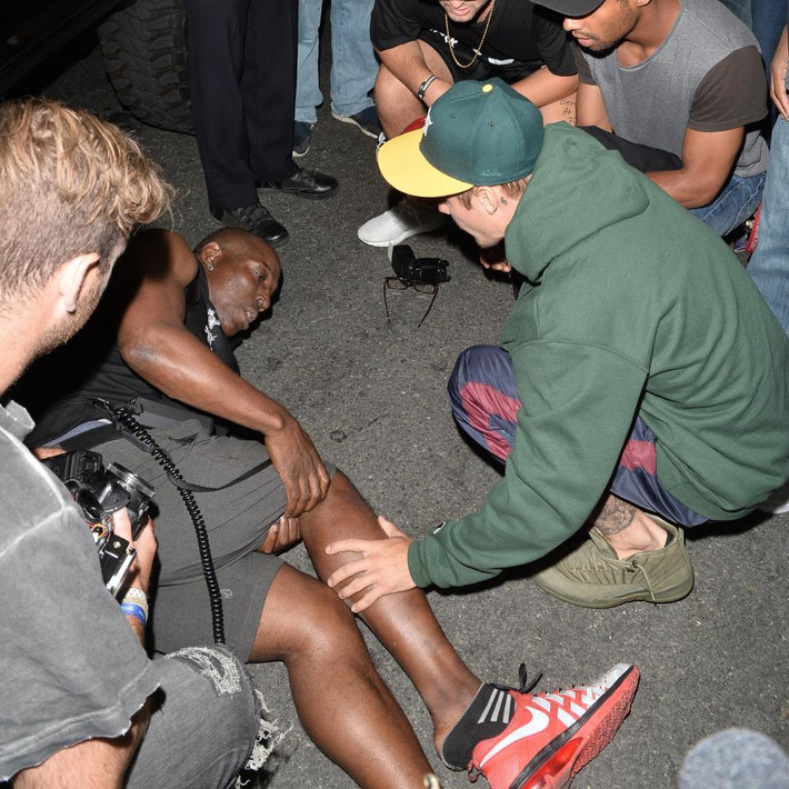 Justin Bieber tỏ ra rất ân cần với nạn nhân, thăm hỏi anh này trong thời gian đợi xe cấp cứu tới. (Ảnh: Splash News)