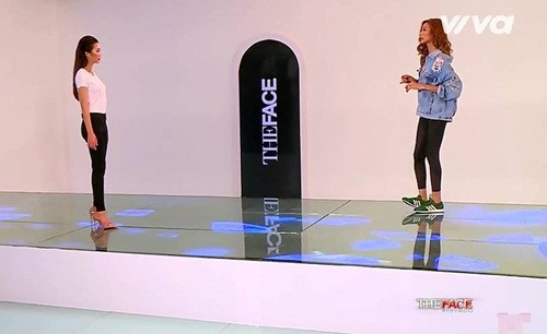Tuy nhiên, ở thử thách hướng dẫn thí sinh đi catwalk, cô lại gây khó hiểu khi chọn giày snecker khỏe manh. Giá mà hai đôi này đổi cho nhau thì sẽ rất tuyệt vời. Ảnh: Mốt và Cuộc sống.