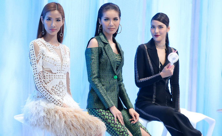 Nếu như Minh Tú và Lan Khuê luôn đồng điệu trang phục nhất có thể thì Hoàng Thùy như một mình một sân, cô sẵn sàng phá vỡ concept. Trong khi 2 HLV còn lại chọn bộ đầm suit mạnh mẽ thì cô lại diện mẫu đầm đính lông vũ không liên quan đến bất cứ ai. Ảnh: She.