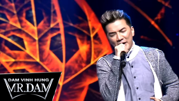 Năm 2013, Đàm Vĩnh Hưng đầu tư rất công phu cho MV Dạ khúc cho tình nhân thế nhưng khi tham gia chương trình Giải thưởng Video âm nhạc Việt – VMVC anh đã bị nhạc sĩ Quốc Trung và đạo diễn Quang Dũng chê tơi bời. Quốc Trung thì nói anh không thích gu âm nhạc của Đàm Vĩnh Hưng còn Quang Dũng lại ví MV của anh giống món cá hồi trộn với sầu riêng và tổ yến. (Ảnh: Youtube)