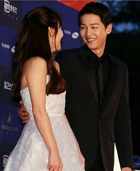 Ánh mắt Song Joong Ki dành cho Song Hye Kyo chan chứa tình cảm.