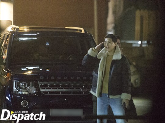Sau tin Song Joong Ki và Song Hye Kyo kết hôn vào 31/10/2017, tờ Dispatch đã tung ra một loạt ảnh độc quyền mà họ săn được khi cặp Song-Song hẹn hò ở Nhật vào tháng 1/2017.