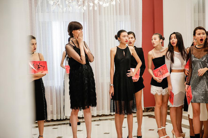 Mùa All Stars của Next top năm nay có thể gọi là mùa của các biểu cảm, chưa từng có trước đó. Trong tập Hồng Xuân được giữ lại, cả dàn chân dài đã tỏ rõ sự ngạc nhiên đến mức há mồm. Next Top năm nay không hề có những giây phút động viên chia sẻ, đâu đâu cũng chỉ thấy kèn cựa, ghen ghét. Ảnh: Vietq.