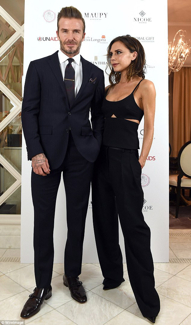Victoria và David Beckham là một trong những cặp sao bền vững nhất Hollywood. 18 năm bên nhau, mặc dù Beck vài lần không phải với vợ nhưng hai người vẫn giữ được gia đình cho các con. Mấy ngày qua rộ lên tin đồn Beck-Vic chia tay, nhưng việc hai người công khai xuất hiện và vui vẻ đưa các con đi chơi là lời phủ nhận rõ ràng nhất. (Ảnh: WireImage)