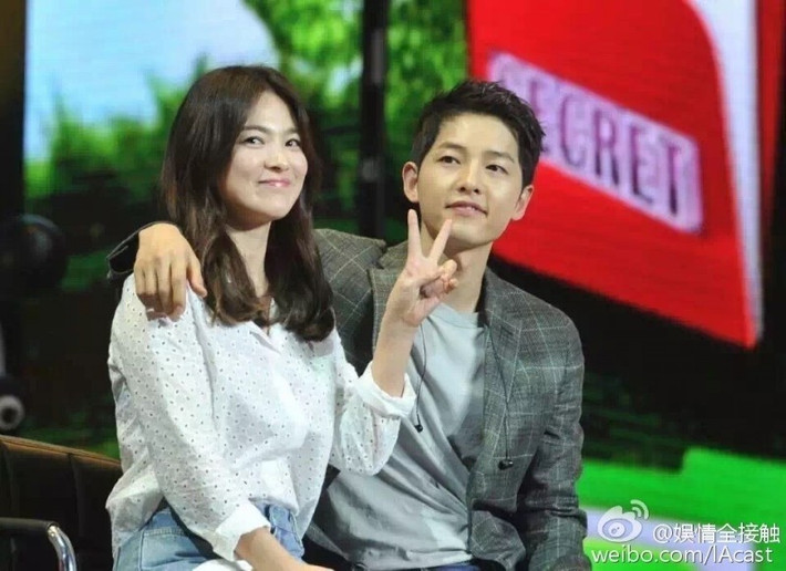 Sau bộ phim Hậu duệ mặt trời chiếu năm 2016 Song Joong Ki ngày càng nhiều fan hơn và một năm sau, cái tên của anh càng nổi tiếng khi công bố sắp đám cưới với ngọc nữ màn ảnh xứ Hàn Song Hye Kyo vào tháng 10 tới. (Ảnh: weibo)