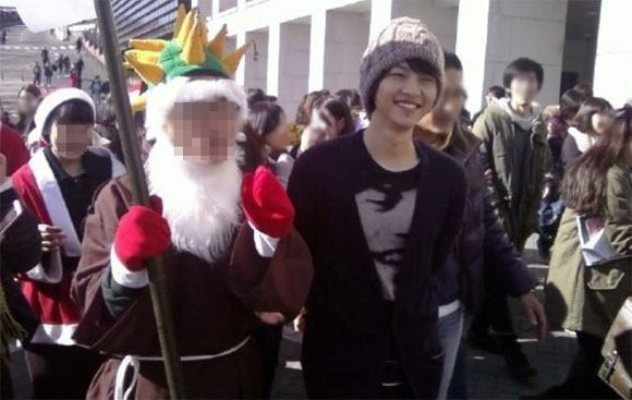 Năm 2005, Song Joong Ki theo học khoa Quản trị Kinh doanh trường Đại học Sungkyunkwan. Không chỉ điển trai, Song Joong Ki còn nổi tiếng là một sinh viên thông minh, học giỏi, hiểu biết rộng.