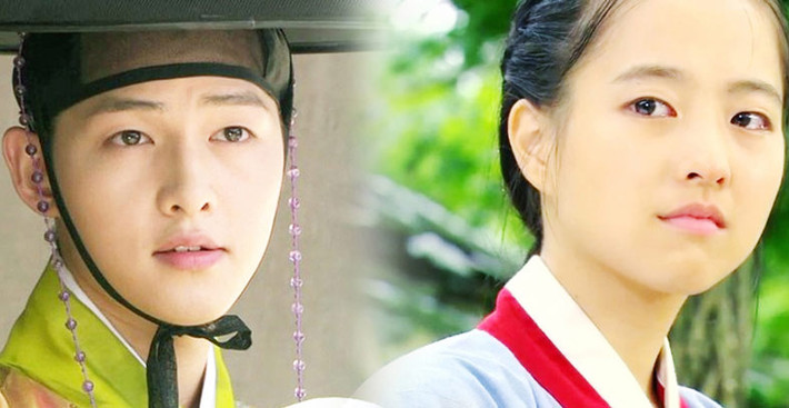 Song Joong Ki còn được so sánh giống với nữ diễn viên Park Bo Young nhờ khuôn mặt nhỏ kiểu baby và đôi mắt một mí nhỏ. (Ảnh: onehallyu)