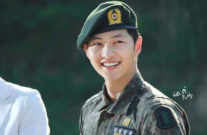 Thậm chí khi khoác lên mình bộ quân phục thì Song Joong Ki vẫn rất xinh xắn. (Ảnh: Movie News Guide)
