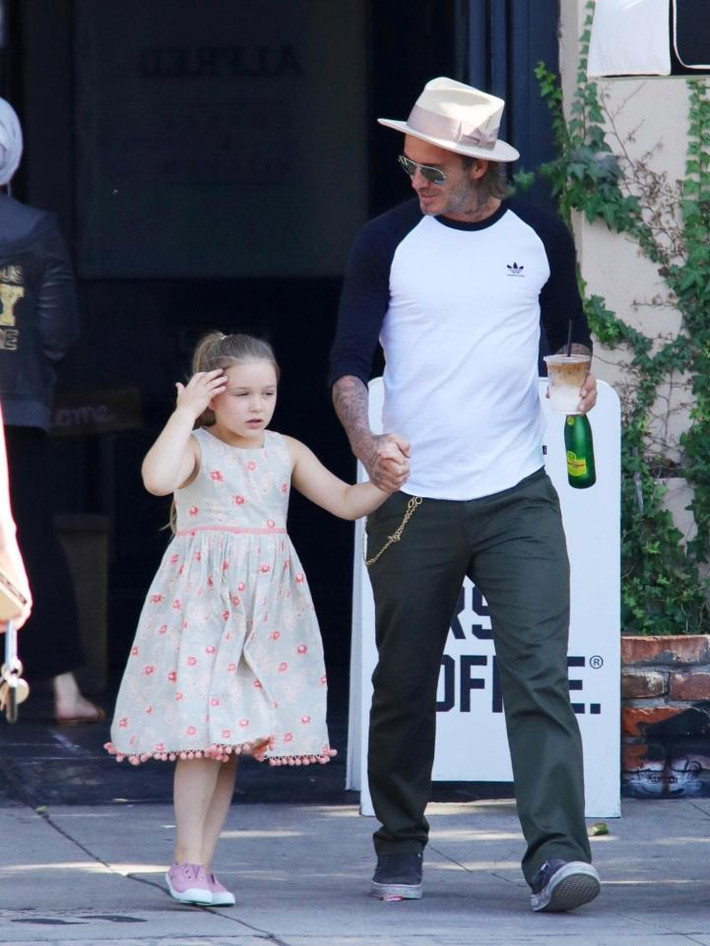 Chỉ khi nắm tay cô con gái út, Harper, Beckham mới tươi vui hơn một chút. (Ảnh: Splash News)