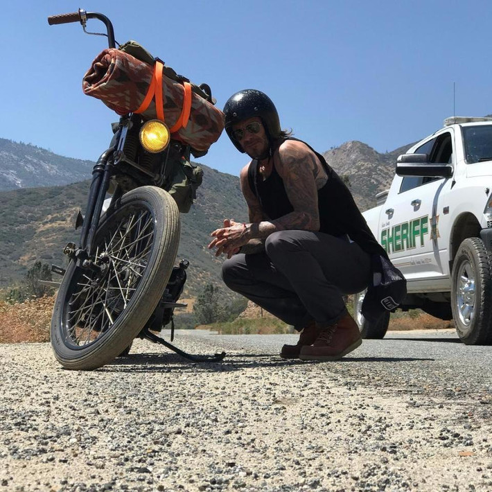 Mới đây, David Beckham còn khoe ảnh anh đi phượt cùng bạn bè bằng moto. Cựu cầu thủ ngôi sao tỏ ra rất vui vẻ trong suốt chuyến đi. (Ảnh: Instagram)