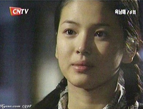 Năm 1998 Song Hye Kyo ra mắt làng giải trí với vai diễn đầu tiên trong phim Six Siblings. Song Hye Kyo vào vai một cô con gái trong gia đình giàu có và bắt đầu trở thành ngôi sao tuổi teen nổi tiếng của Kbiz.