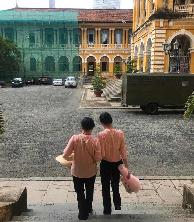 Cô và mẹ cũng đã đến TAND TP.HCM để khai báo đăng ký với chính quyền địa phương về việc tại ngoại mà tòa vừa ra quyết định. Hai mẹ con với vẻ mặt tươi rói, còn chuẩn bị hoa để tặng vợ luật sư Dũ, cảm ơn vợ chồng luật sư đồng hành cùng hai mẹ con trong những ngày vụ án được đưa ra xét xử. Ảnh: Báo Pháp Luật.