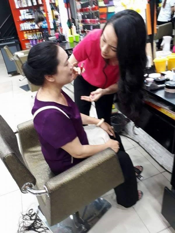 Mẹ ruột của Phương Nga khoe “được con gái làm đẹp cho mẹ” trên trang Facebook cá nhân. Ảnh: Fb Ho Phuong Mai.