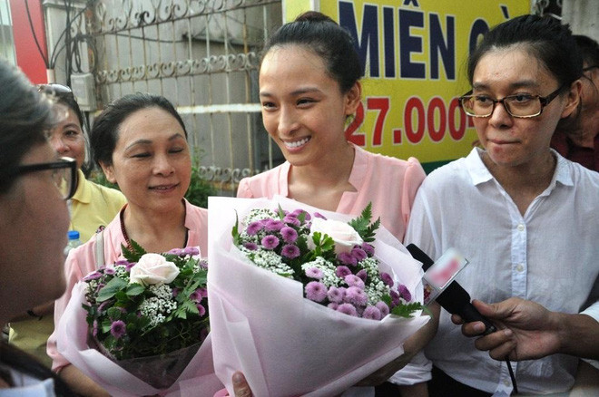 Sau hơn 2 năm bị tạm giam, trong những phiên tòa gần đây, với nhiều tình tiết phản bác cáo trạng truy tố Trương Hồ Phương Nga lừa đại gia 16,5 tỷ đồng, hoa hậu Phương Nga đã được tại ngoại chờ điều tra bổ sung. Ảnh: Vitalk.