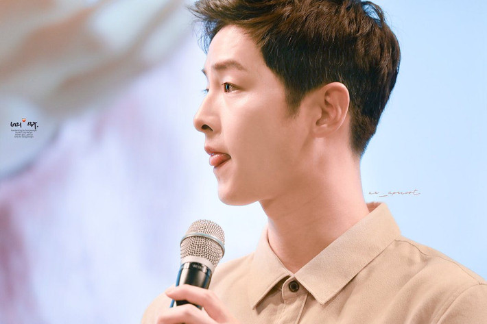 Song Joong Ki từng chia sẻ giấc mơ về gia đình và những đứa trẻ: “Tôi mơ về một gia đình nhỏ. Tôi là một diễn viên, nhưng công việc chỉ là một phần trong cuộc sống. Điều quan trọng nhất là gia đình. Đó là bài học lớn nhất và là món quà trong cuộc sống. Đó là con đường mà tôi muốn theo đuổi… Tôi muốn trở thành một người cha, người chồng tốt. Tôi nghĩ đó là điều tuyệt vời nhất”.