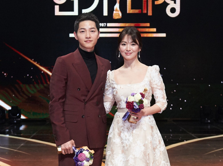 Song Joong Ki nói Song Hye Kyo luôn an ủi bất cứ khi nào anh khóc: “Tôi khóc rất nhiều trên phim trường đến nỗi mọi người còn đặt nickname cho tôi là em bé hay khóc. Mỗi khi tôi khóc, Song Hye Kyo lại an ủi tôi với tư cách một người lớn tuổi hơn. Tôi luôn tôn trọng cô ấy”.