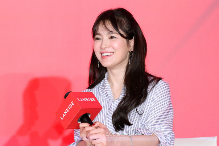 Song Hye Kyo từng tâm sự cô muốn gặp một người đàn ông có thể xóa tan mọi căng thẳng, stress cho cô. “Công việc của tôi rất nhiều áp lực và cô đơn. Tôi muốn gặp một người có thể xóa tan mọi nỗi cô đơn, áp lực đó. Tôi không có kế hoạch kết hôn muộn với lý do bận rộn công việc”.