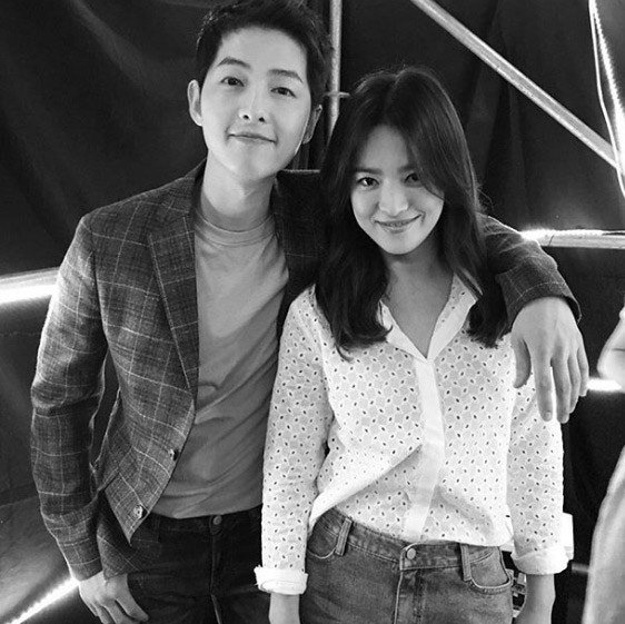 Cả Song Joong Ki và Song Hye Kyo đều hay đăng những bức ảnh chụp chung rất đáng yêu của họ trên Instagram. Cũng chính những bức ảnh tình tứ này của hai người mà tin đồn họ là một cặp dấy lên.