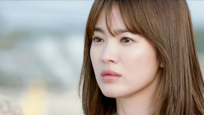 Song Joong Ki từng phát biểu khen ngợi khả năng diễn xuất của Song Hye Kyo và rằng cô diễn giỏi hơn mình rất nhiều. “Cô ấy là một diễn viên gạo cội mà tôi không thể vượt qua về khả năng diễn. Tuy nhiên, cô ấy vẫn rất chăm chỉ sáng tạo, làm việc” – Song Joong Ki nói.