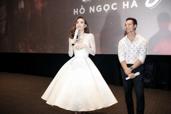 Thậm chí, trong buổi họp báo ra mắt MV, khi được hỏi cảm giác về nụ hôn với Hồ Ngọc Hà, Kim Lý cho biết: “Hôn Hồ Ngọc Hà rất thú vị và nội dung MV cũng rất hay. Hồ Ngọc Hà thì lại hậm hực: “Hôn vậy mà chỉ thấy thú vị. Không lẽ hôn lại?”. Ảnh: Tinnhac.