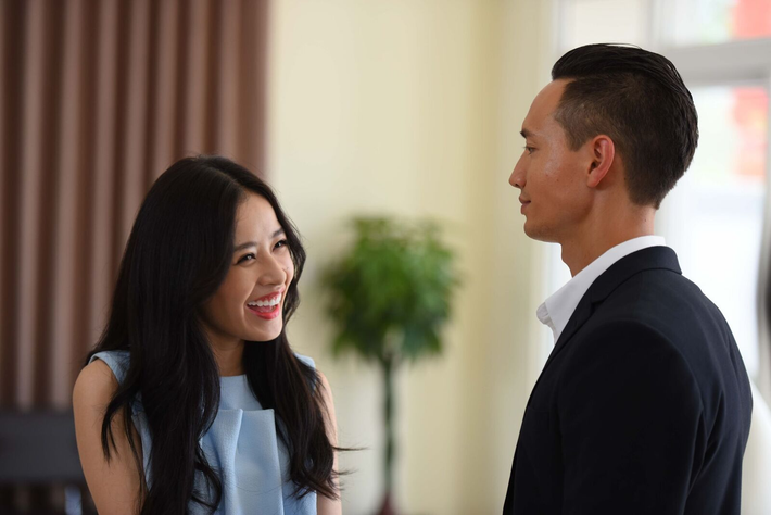 Kim Lý lại đáp trả thú vị rằng, đứng trước một cô gái đẹp như Chi Pu, anh thừa động lực để diễn cảnh tình cảm thành công với cô nàng. Ảnh: Mnews.