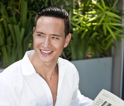 Lần đầu xuất hiện trên màn ảnh Việt với bộ phim “Hương ga”, Kim Lý đã rất thành công. Cùng với tài năng diễn xuất, vẻ ngoài nam tính, điển trai đã giúp anh chiếm trọn bao trái tim fan nữ. Gần đây nhất, đóng vai người tình của Hồ Ngọc Hà trong MV ca nhạc đậm chất điện ảnh "Cả một trời thương nhớ", nam diễn viên lại khiến fan phát cuồng. Ảnh: Saostar.