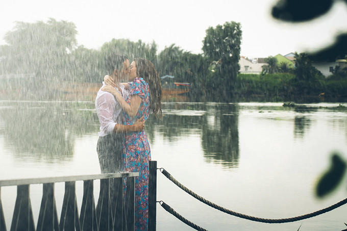 Trong MV những cảnh tình tứ của Hồ Ngọc Hà và Kim Lý khiến fan đau tim, đặc biệt là màn khoá môi lãng mạn của đôi tình nhân dưới mưa. Chính diễn xuất quá ngọt này đã dấy lên tin đồn Kim Lý hẹn hò với Hồ Ngọc Hà. Nhất là khi chuyến đi Mỹ của nữ ca sĩ dường như có bóng dáng của Kim Lý. Ảnh: Mnews.