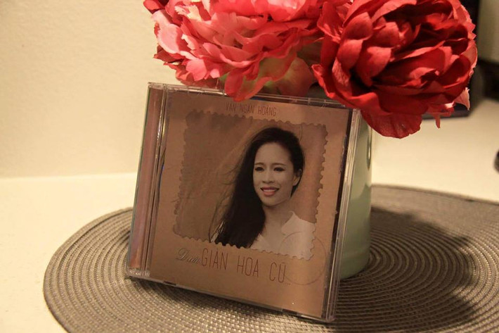 Gần 10 năm là ca sĩ phòng trà, trước khi rời cõi đời, cô đã kịp phát hành CD “Dưới dàn hoa cũ”, để “lưu dấu tuổi 30, như tưới tắm thêm cho một giàn hoa cũ”.