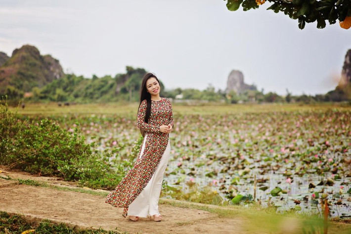 Rất nhiều người nhận xét, Ngân Hoàng có giọng ca hay và lạ. Ít người trẻ như cô lại hát nhạc xưa một cách tình cảm và mộc mạc như thế.