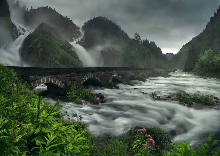 Cầu đá cổ trên thác Låtefossen. Khung cảnh tuyệt mỹ nơi đây khiến bất cứ ai có dịp đặt chân tới đều choáng ngợp, ngỡ như lạc vào chốn tiên cảnh.
