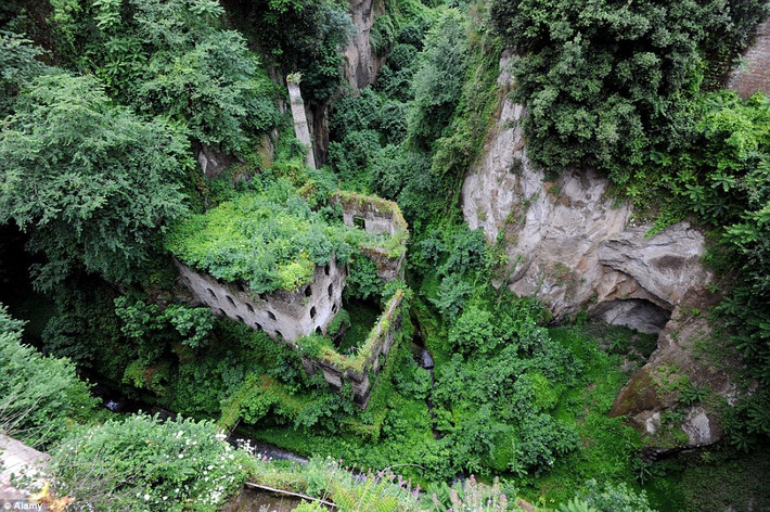 Một nhà máy bột cũ ở Sorrento, Ý dần dần bị bỏ rơi trong những năm qua và môi trường ẩm ướt đã khiến nó bị bao phủ bởi thảm thực vật phong phú, trông giống như nơi ở của nàng công chúa tóc mây. Khách du lịch có thể ghé thăm nơi đặc biệt này khi đi qua dốc đá xuống thung lũng, hoặc từ trên cao ngắm nhìn tàn tích này.