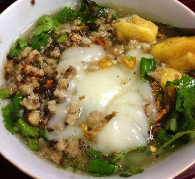 Bánh đúc nóng đặc biệt ưa thích khi ăn vặt ngày đầu thu. Bánh được quấy từ bột nếp pha chút bột tẻ nên dẻo, mềm, dai và nhiều hương vị.