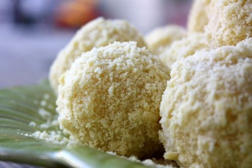 Bánh dày nhân mặn trước khi ăn thường được rắc thêm đậu xanh đồ chín cắt vụn rắc xung quanh để giảm dính và dễ ăn hơn.