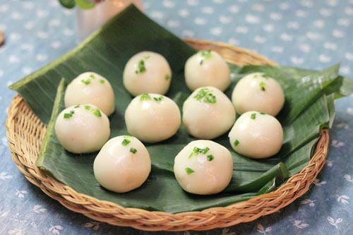 Bánh ít trần vốn là loại bánh truyền thống của miền Nam nhưng cũng rất được ưa thích khi bán tại Hà thành.