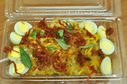 Mỗi suất bánh tráng trộn tại cửa hàng này có giá 18.000-25.000 đồng tùy yêu cầu của khách. Nếu bạn muốn ăn nhiều trứng cút, hay thịt bò khô hơn thì giá tiền sẽ cao hơn một chút.
