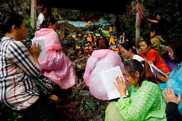 Cụ thể, vào ngày 29/6, nhà sư Kruba Boonchum Yannasangwalo thực hiện các nghi lễ tôn giáo tại hang Tham Luang. Đến ngày hôm sau (30/6), nhà sư thực hiện một nghi lễ khác để ủng hộ tinh thần cho lực lượng cứu hộ làm nhiệm vụ tìm kiếm đội bóng nhí mất tích.