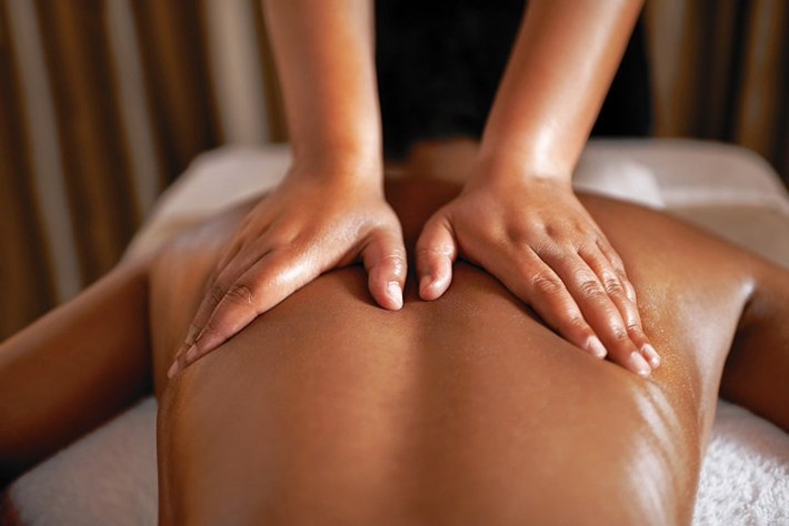 Massage: Massage là một phương pháp phổ biến để giảm đau vai. Massage nhẹ nhàng sẽ giúp giải phóng căng thẳng từ các cơ vai của bạn. Nó sẽ giúp cải thiện lưu thông máu và giảm sưng rất tốt. Làm ấm dầu ô liu hoặc dầu dừa và thoa lên vai. Nhẹ nhàng bóp cơ vai để khuyến khích lưu lượng máu. Xoa