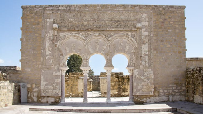 Thành phố Caliphate của Medina Azahara, Tây Ban Nha có niên đại từ thế kỉ thứ 10. Đây từng là nơi đế chế Caliphate của Cordoba tồn tại và phát triển.