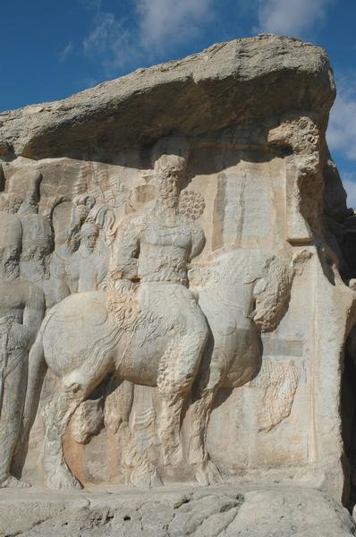 Với chiến công hiển hách trên chiến trường, Vua Shapur I đã mang về cho đế chế Sasanian những chiến lợi phẩm khổng lồ gồm vô số vàng bạc, châu báu.